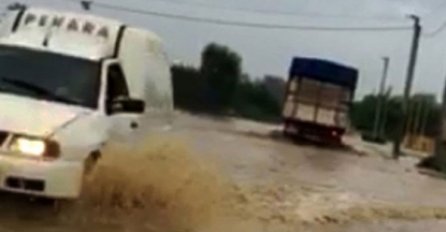 STRAŠNE POPLAVE POGODILE NAŠU ZEMLJU, U TUZLI PROGLAŠENO STANJE PRIRODNJE NESREĆE: A na ovoj dionioci puta izlila se voda, SAOBRAĆAJ OTEŽAN!