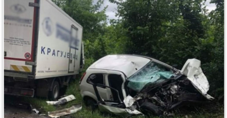 OVA DJEVOJKA ZA DLAKU JE IZBJEGLA SIGURNU POGIBIJU: POGLEDAJTE NA ŠTA LIČI AUTO POSLIJE SUDARA U KOD TOPOLE, KAO ZGAŽENA LIMENKA