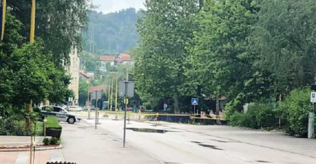 GRAĐANI U PANICI: ZATVOREN MOST U TUZLI ZBOG ENORMNOG POVEĆANJA VODOSTAJA RIJEKE