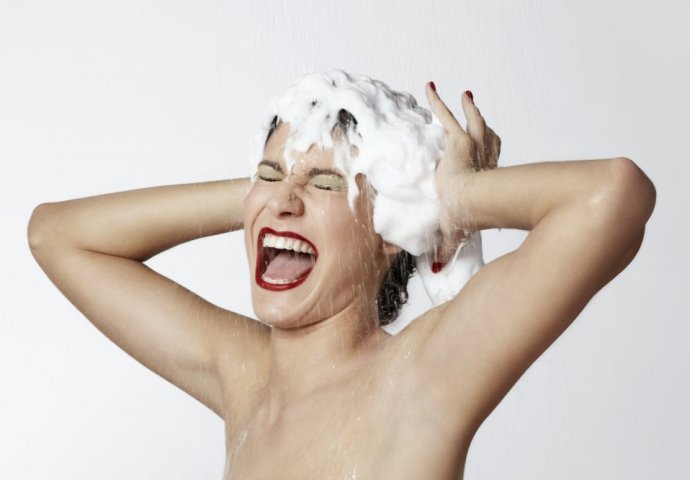 JUTRO ILI VEČER: Evo koje je idealno doba dana za pranje kose 