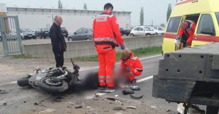 STRAŠNO! Prebrzo  vozio: Poginuo mladi motociklist, zabio u kombi, na mjestu je umro