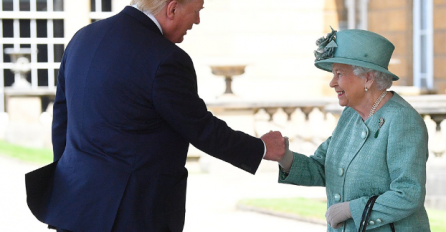 KRALJICA SE ZAGRCNULA KAD JE VIDJELA: Melania Trump se ovako obučena pojavila pred njom, Donald je gutao pogledom! (FOTO) 