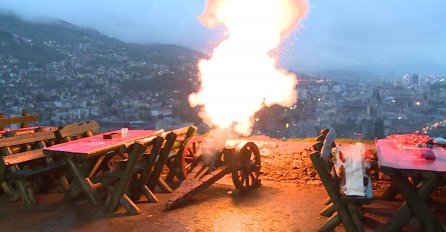 Zvukom topa i sa akšam-namazom završava ramazan, vjernici se raduju Bajramu
