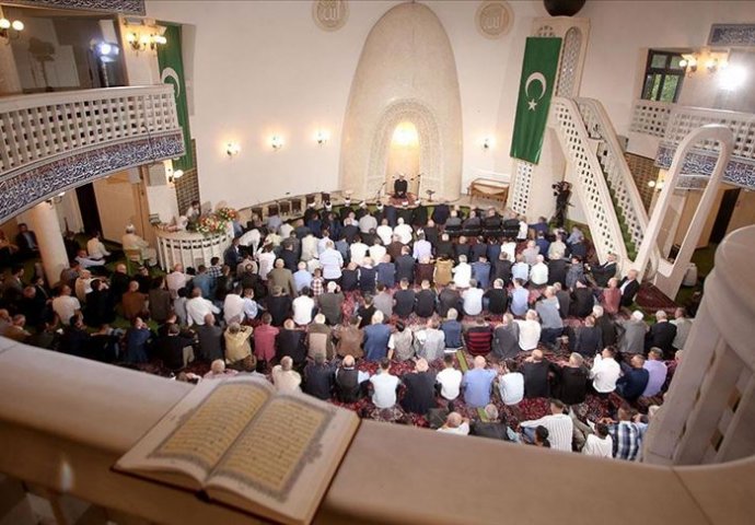 Bajramski namaz klanjan u prepunoj Zagrebačkoj džamiji