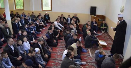Bajram-namaz klanjan u Bijeloj džamiji u Srebrenici