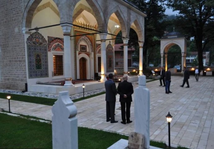 Bajram-namaz klanjan u obnovljenoj džamiji Aladža u Foči