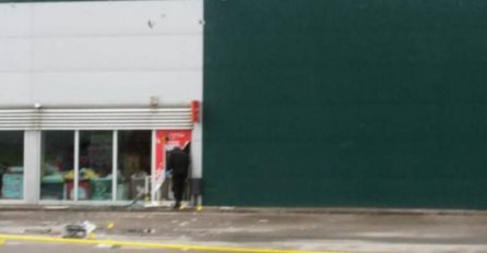 Na Bajram: Razbojnici uništili i opljačkali bankomat u Brezi