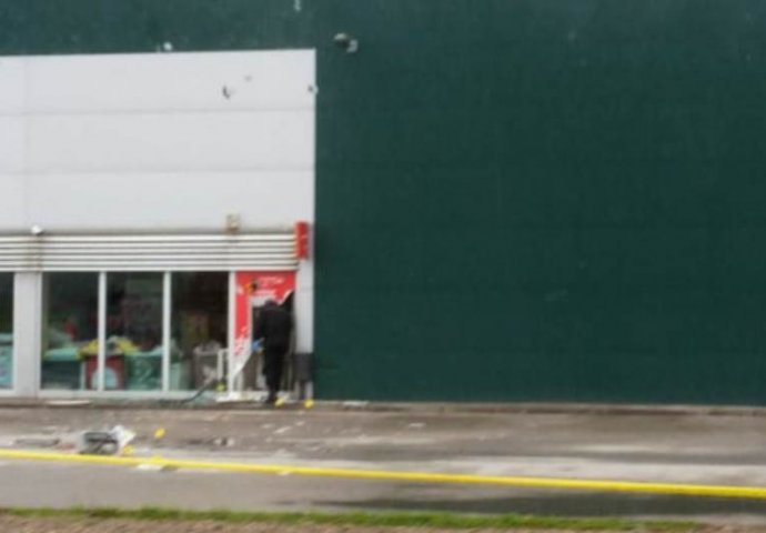 Na Bajram: Razbojnici uništili i opljačkali bankomat u Brezi