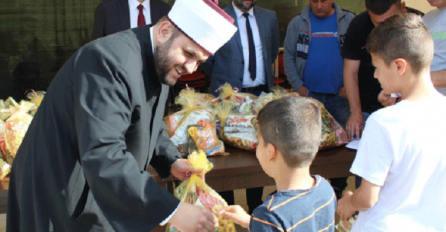  BAJRAMSKA RADOST: I PAKETIĆI ZA DJECU U IZBJEGLIČKOM CENTRU SALAKOVAC