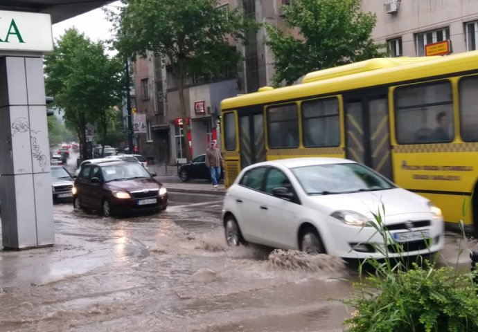 SARAJEVO POGODILO JAKO NEVRIJEME: Poplavljene ulice, u ulici Safeta Zajke saobraćaj se odvija trotoarom (FOTO, VIDEO)
