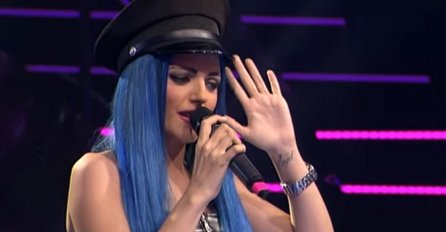 SVI SU JE ZAPAMTILI ZBOG PLAVE KOSE I MOĆNOG GLASA: 'Zvezda Granda' je sve šokirala kad se ofarbala U ZELENO, a pogledajte kako DANAS IZGLEDA!