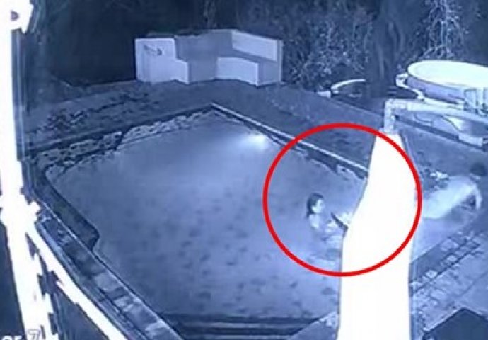 PLIVALI SU U SVOM BAZENU, A ONDA JE USLIJEDILA NOĆNA MORA: Sigurnosna kamera snimila pravu dramu! (VIDEO)