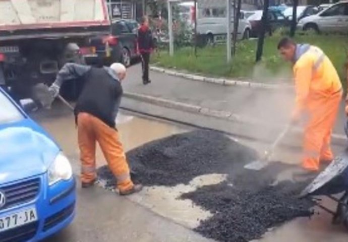 ŠOK SNIMAK IZ NOVOG PAZARA, INTERNET DIGAO NA NOGE: Svi u nevjerici gledaju ovo ASFALTIRANJE ULICE (VIDEO)