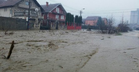 KATAKLIZMA, IZLILE SE RIJEKE, SVE JE POPLIVALO LJUDI U OPASNOSTI: Bježe da spase živu glavu!