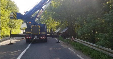 Kamion sletio u rijeku nadomak Sarajeva, saobraćaj obustavljen