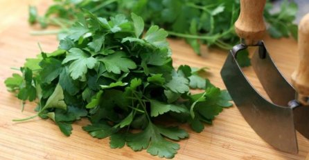 KAKO NAPRAVITI ČAJ OD PERŠUNA KOJI TOPI KILOGRAME: Pije se samo 5 dana, a rezultati su fantastični (RECEPT)