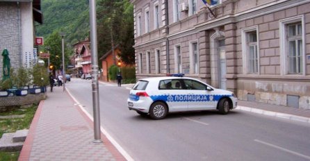 Oboreni i oštećeni spomenici na muslimanskom groblju u Zvorniku