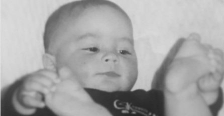 DANAS NOSI ŠTIKLE I HALJINE, TIJELO MU JE PUNO TETOVAŽA, A OVAKO JE IZGLEDAO KAO BEBA: Nikada nećete prepoznati POPULARNOG PJEVAČA!