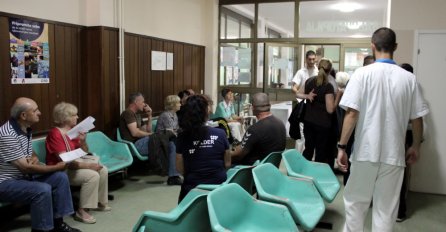 GRAĐANI UZALUDNO ČEKAJU PRED VRATIMA: Primaju samo HITNE SLUČAJEVE! Evo do kada će trajati ŠTRAJK LJEKARA U SARAJEVU 