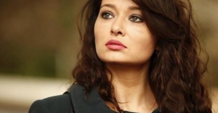 GULSEREN IZ SERIJE PARAMPARČAD DRASTIČNO SMRŠALA, NE LIČI NA SEBE: Ovako turska glumica izgleda nakon botoksa i dijete!