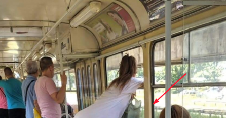 SLIKA DJEVOJKE IZ ZAGREBAČKOG TRAMVAJA OBILAZI REGION: Gore majica, a dole ništa, MUŠKARCIMA NIJE BILO DOBRO (FOTO)