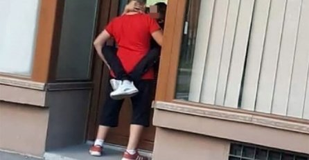 LJUBILI SE PRED SVIMA: Fotografija dvojice mladića iz Zenice izazvala haos na društvenim mrežama