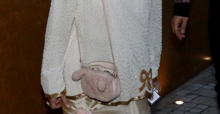 BEBI DOL SE NA JAVNOM DOGAĐAJU POJAVILA U LUDOM STAJLINGU, ALI SVI SU GLEDALI U NJENE NOGE:  Šta je ovo obula, KAKAV JE OVO UŽAS?