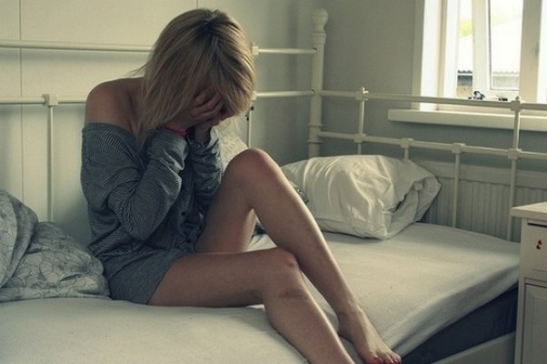 sad-alone-crying-girl-on-bed