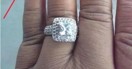 SVA SRETNA POHVALILA SE ZARUČNIČKIM PRSTENOM, ALI KAD SU POGLEDALI GORE DOŠLO IM ZLO: "Ovo je nešto najgadnije što sam ikada vidio" (FOTO)