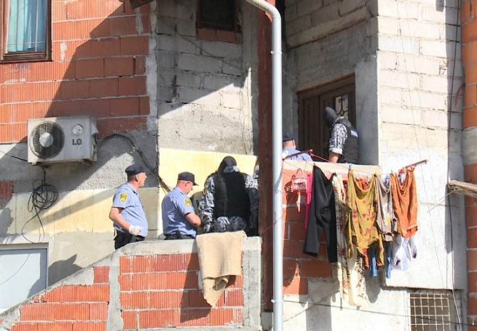 Bihać: Policija u raciji privela 130 migranata iz ilegalnog smještaja
