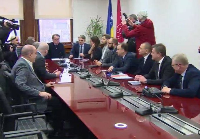 BH blok zatražio vanrednu sjednicu Parlamenta BiH zbog mostarske deponije Uborak