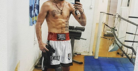 CECIN SIN VELJKO USLIKAN U BARCELONI: Uzeo ju je u naručje, PA BEZ SRAMA OVO URADIO (FOTO)