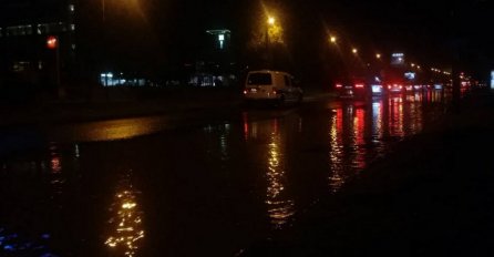 Pukla vodovodna cijev na Alipašinom Polju, poplavljena glavna saobraćajnica u gradu
