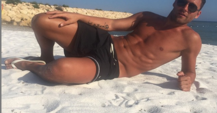 DUŠKO TOŠIĆ OBJAVIO SLIKU SA BAZENA, ALI NIJE SKONTAO DA JE U KADRU ZGODNA CRNKA U BIKINIJU: Komentari samo pljušte, POGLEDAJTE I SAMI (FOTO)