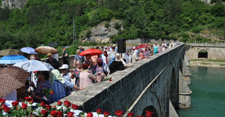 U DRINU BAČENO 3.000 RUŽA: OBILJEŽENA 27. GODIŠNJICA ZLOČINA NAD BOŠNJACIMA VIŠEGRADA