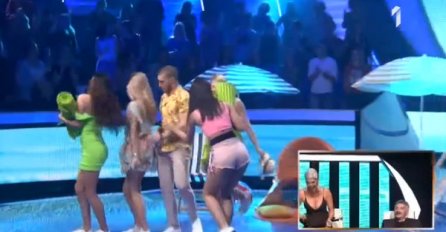 RADIO JE SKLEKOVE DOK JE PJEVAO, A ONDA JE PRIŠAO NJOJ I POLJUBIO JE: Na sceni 'ZVEZDA GRANDA' nastao haos! (VIDEO)