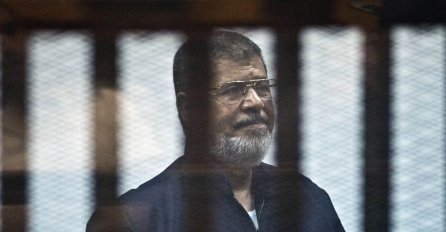 Smijenjeni egipatski predsjednik Mohamed Morsi srušio se tokom suđenja i umro