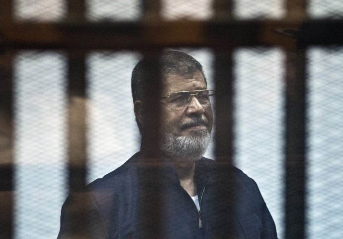 Smijenjeni egipatski predsjednik Mohamed Morsi srušio se tokom suđenja i umro