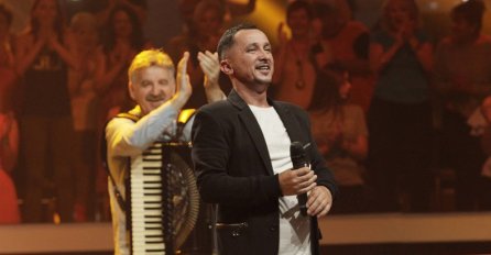 BOSANAC I SMOLO NAPRAVILI SPEKTAKL: Uzeo harmoniku i zasvirao, PUBLIKA U TRANSU (FOTO)