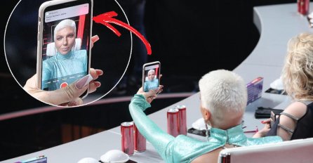 JELENA KARLEUŠA SLIKALA SELFIJE, A ONDA JE NA MOBITEL DOBILA SKANDALOZNU PORUKU U TOKU GLASANJA: Evo šta je pisalo! (FOTO)