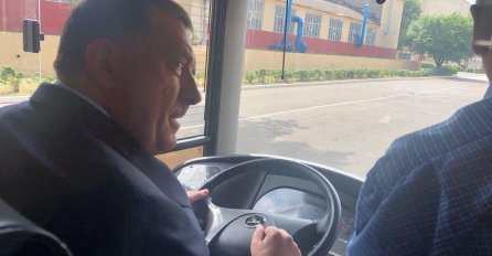 DOMAĆINI MU ISPUNILI ŽELJU: Dodik vozio autobus u Bjelorusiji