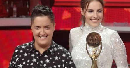 TADA NIKO NIJE ZNAO DA ĆE BITI ZVIJEZDA Džejla Ramović je prvi nastup imala prije 12 godina u roze haljini sa repićima, a sa njom je bila ONA