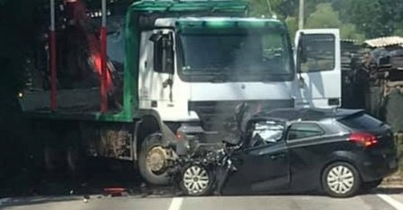 TEŽAK SUDAR KAMIONA I DVA AUTA: Jedna osoba smrtno stradala