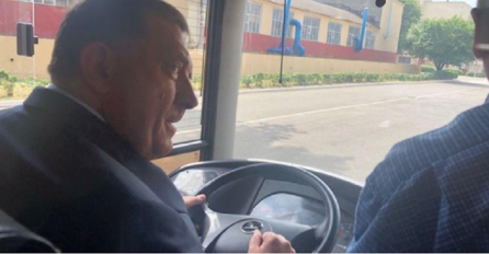 MILORAD DODIK NASMIJAO CIJELU BOSNU I HERCEGOVINU KAD JE OBJAVIO OVU FOTKU, a Raja sa biroa ga je dokrajčila 