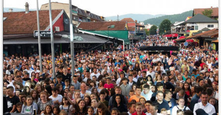 DŽEJLA RAMOVIĆ SVA U SUZAMA: Nije ni slutila šta je čeka kad je stigla u svoje Goražde!  Svi su na ulici , ovo niko ne pamti