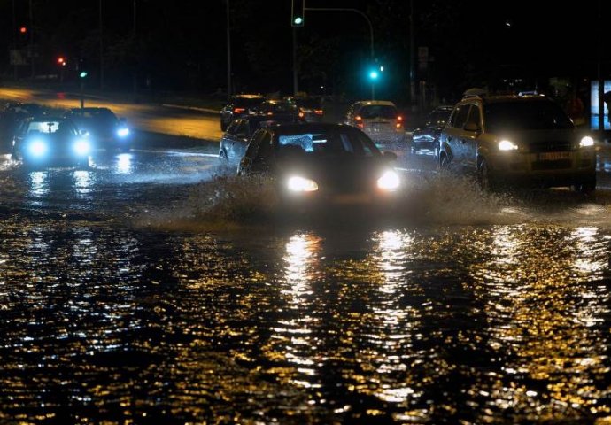 U Beogradu nakon snažnog nevremena iz poplavljenih objekata evakuisano 12 ljudi