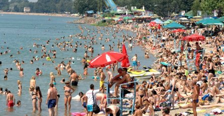UŽAS NA JADRANU, kupači u nevjerici posmatrali gnusan prizor u vodi: Bježali sa plaže kada su shvatili šta im se UKAZALO!