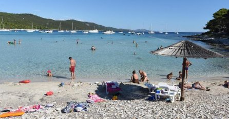 "Herceg Novi 2016. drugari i ja blejimo na plaži, a pored nas su.."