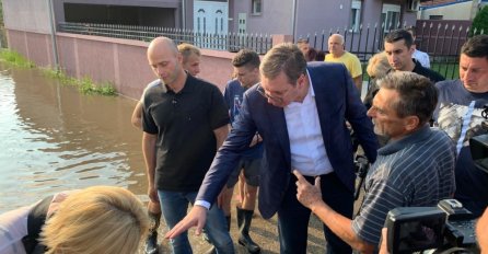 SRBIJA JE NA TRENUTAK STALA, NEPOZNATI MUŠKARAC PRIŠAO VUČIĆU U PRENOSU UŽIVO: A onda je uradio nešto potpuno NEOČEKIVANO! 