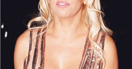 DARA BUBAMARA OBJAVILA SLIKU SA PLAŽE, SAMO DVIJE TRAKE OKO STOMAKA: Komentari pljušte, VRELA KAO LJETO!